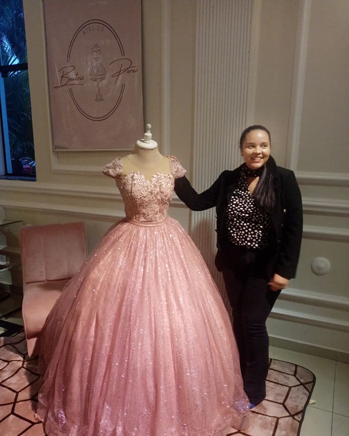 Beatriz en su atelier junto a un vestido terminado